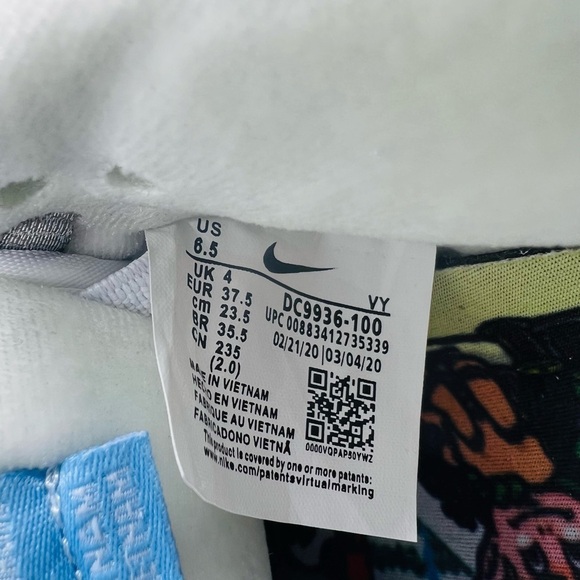 Nike SB Dunk Low 'Holiday
Special' by Sean Cliver - DC9936-
100 size 6.5 - Picture 6 of 16